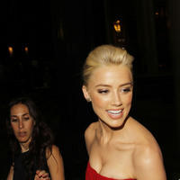 Amber Heard signs autographs for fans at 'The Rum Diary' premiere | Picture 102379